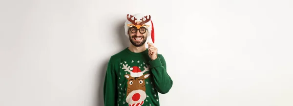 Jul Och Helgkoncept Beared Man Santa Hatt Ser Glad Håller — Stockfoto