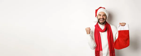Зимние Праздники Праздничная Концепция Счастливый Человек Держит Рождественский Носок Радуется — стоковое фото