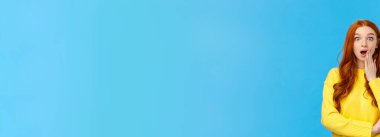 Vay canına. Şaşırmış kız sırrını öğrendi ya da gerçeği öğrenince şoka girdi. Şaşırmış kızıl saçlı kadın kameraya bakıyor, nutku tutulmuş, nefes nefese kalmış kapak ağzı açık, şaşkın, mavi arka plan.