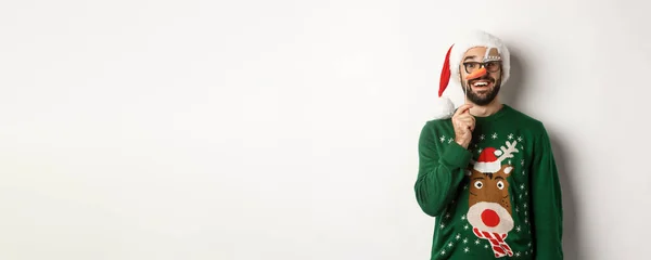 Vánoční Sváteční Koncept Vtipný Mladý Muž Držící Party Masku Sobě — Stock fotografie