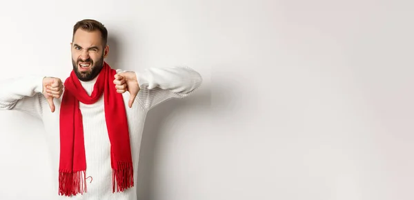 Homem Cético Descontente Mostrando Polegares Para Baixo Vestindo Camisola Inverno — Fotografia de Stock