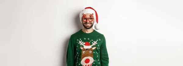 Χριστουγεννιάτικες Διακοπές Εορταστική Ιδέα Ευτυχισμένος Άνθρωπος Σάντα Καπέλο Και Αστεία — Φωτογραφία Αρχείου