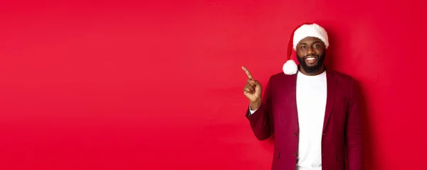 Concepto Navidad Fiesta Vacaciones Hombre Negro Guapo Sombrero Santa Señalando — Foto de Stock