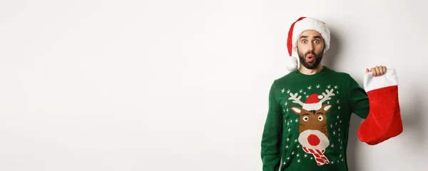 Kerst Wintervakantie Concept Happy Man Kreeg Een Geschenk Kerstsok Zoek — Stockfoto