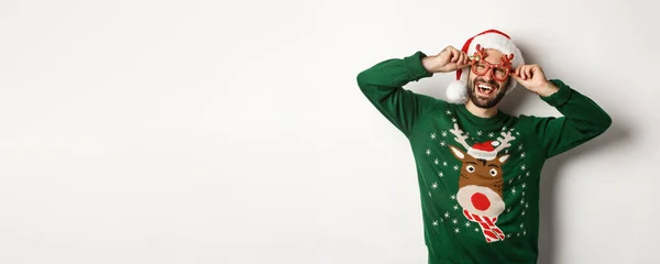 Χριστουγεννιάτικες Διακοπές Εορταστική Ιδέα Ευτυχισμένος Άνθρωπος Σάντα Καπέλο Και Αστεία — Φωτογραφία Αρχείου