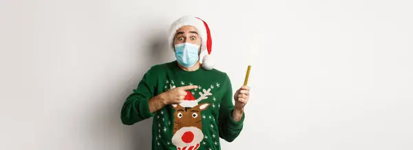 Covid Noel Tatili Kavramı Yüz Maskesi Takmış Heyecanlı Bir Genç — Stok fotoğraf