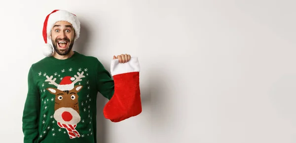 Kerst Wintervakantie Concept Happy Man Kreeg Een Geschenk Kerstsok Zoek — Stockfoto