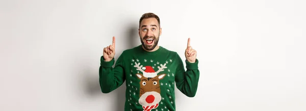 Winterurlaub Und Weihnachten Aufgeregt Schaut Ein Bärtiger Mann Lustigem Pullover — Stockfoto