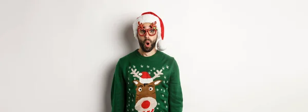 Χριστουγεννιάτικες Διακοπές Εορταστική Ιδέα Έκπληκτος Άνθρωπος Σάντα Καπέλο Και Γυαλιά — Φωτογραφία Αρχείου