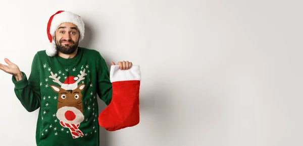 Koncept Vánočních Zimních Prázdnin Zmatený Chlap Klobouku Santa Drží Vánoční — Stock fotografie