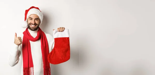 Vintersemester Och Firande Koncept Glad Man Visar Julstrumpa För Gåvor — Stockfoto