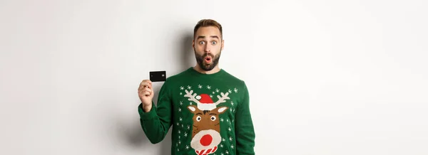Vacaciones Navidad Concepto Compras Sorprendido Hombre Guapo Suéter Mostrando Tarjeta —  Fotos de Stock