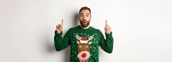 Vinterlov Och Jul Förvånad Man Peka Finger Upp Visar Nyår — Stockfoto
