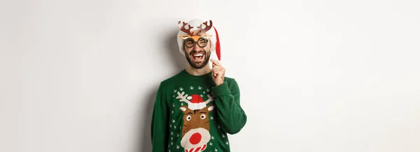 Conceito Natal Feriados Sorrindo Beared Homem Santa Chapéu Olhando Feliz — Fotografia de Stock