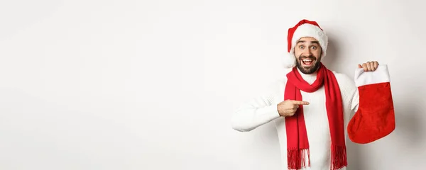 Wintervakantie Feest Concept Opgewonden Man Wijzend Naar Kerstsok Zoek Gelukkig — Stockfoto