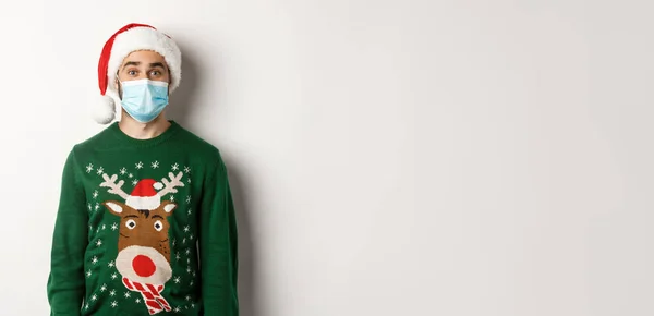 Salgın Sırasında Noel Covid Konsepti Noel Baba Şapkalı Maskeli Genç — Stok fotoğraf
