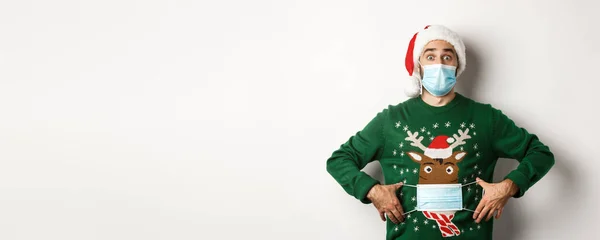 Conceito Covid Feriados Natal Homem Engraçado Colocar Máscara Facial Seu — Fotografia de Stock