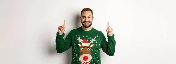 Зимові Свята Різдво Красивий Бородатий Чоловік Зеленому Светрі Вказуючи Пальці — стокове фото