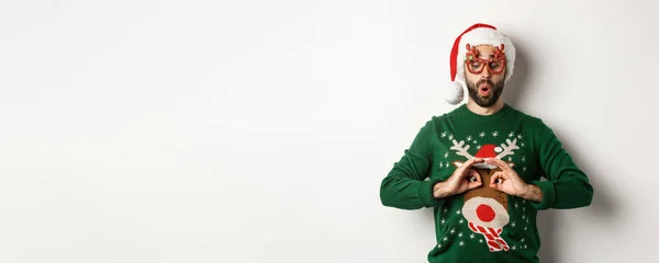 Święta Bożego Narodzenia Świętowanie Szczęśliwy Facet Kapeluszu Mikołaja Okulary Imprezowe — Zdjęcie stockowe