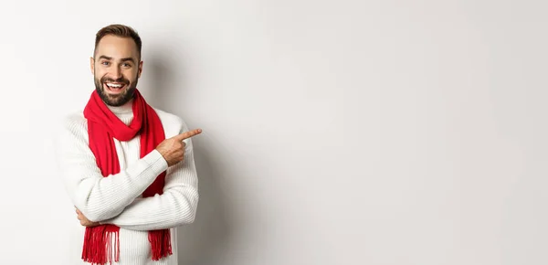 Natal Feriados Conceito Celebração Homem Barbudo Feliz Apontando Dedo Para — Fotografia de Stock