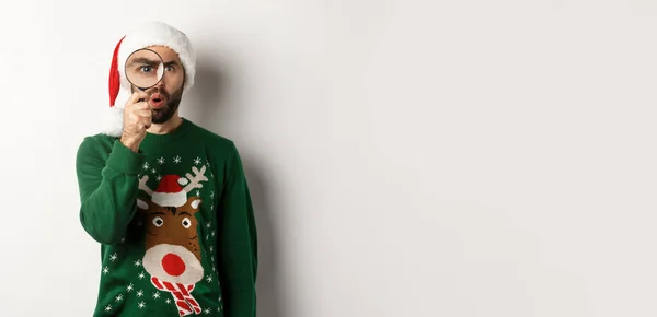 Noel Tatil Konsepti Büyüteçle Bir Şeye Bakan Meraklı Bir Adam — Stok fotoğraf