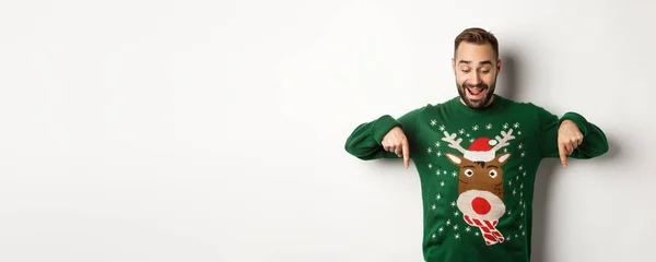 Vacaciones Invierno Navidad Hombre Barbudo Feliz Suéter Verde Mirando Señalando — Foto de Stock