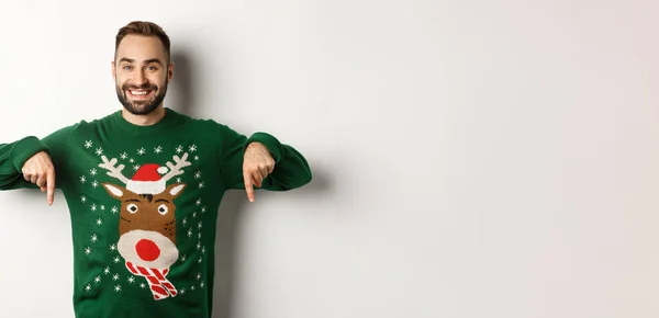 Winterurlaub Und Weihnachten Schöner Lächelnder Mann Mit Bart Zeigefinger Nach — Stockfoto