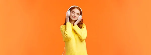 Dívka Užívá Jemný Zvuk Sluchátek Veselý Romantický Potěšený Hezká Zrzka — Stock fotografie