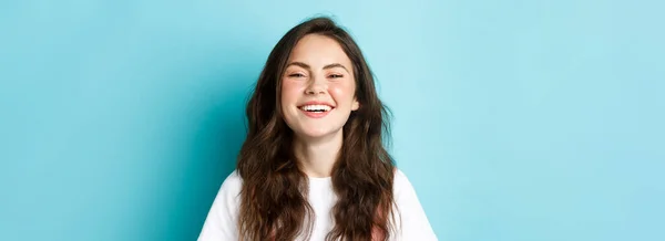 Afbeelding Van Vrolijke Blanke Meisje Hebben Plezier Lachen Met Tanden — Stockfoto