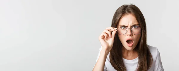 Close Insulted Shocked Young Angry Woman Looking Glasses — Stock Photo, Image