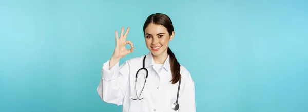 Retrato Satisfeito Sorrindo Médico Trabalhador Médico Mulher Mostrando Zero Nenhum — Fotografia de Stock