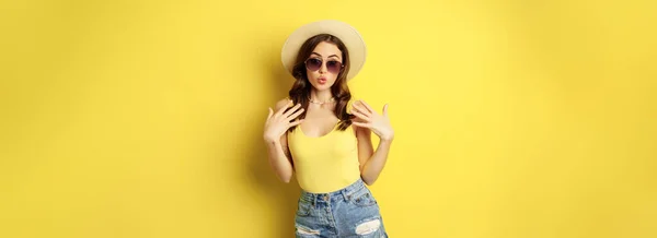 Chica Con Estilo Sombrero Paja Camiseta Listo Para Verano Vacaciones —  Fotos de Stock