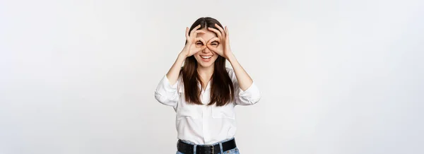Menina Engraçada Olhando Através Binóculos Mão Gesto Zero Sobre Fundo — Fotografia de Stock