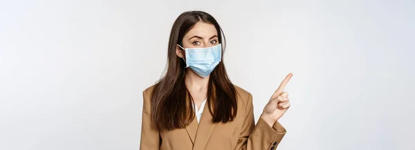 Coronavirus Und Menschen Konzept Porträt Einer Geschäftsfrau Arbeitsplatz Mit Gesichtsmaske — Stockfoto