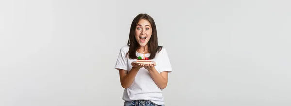 Emocionado Atraente Morena Day Menina Fazendo Desejo Bolo Aniversário Fundo — Fotografia de Stock