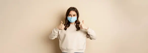 Covid Pandemie Und Quarantäne Konzept Junge Frau Trägt Medizinische Gesichtsmaske — Stockfoto