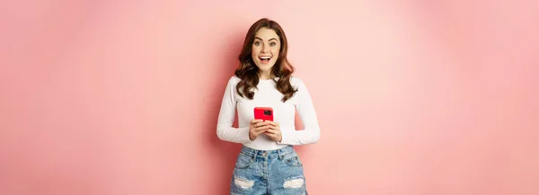 Online Shopping Cellphone Concept Excited Attractive Girl Holding Mobile Phone — ストック写真