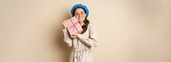 Feiertage Und Geschenke Konzept Schöne Mädchen Erhalten Geschenkbox Und Sieht — Stockfoto
