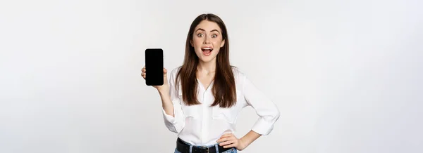 Glad Leende Kvinna Som Visar Smartphone App Gränssnitt Mobiltelefon Skärm — Stockfoto