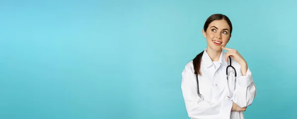 Doctora Joven Trabajadora Del Hospital Con Bata Blanca Pensando Mirando — Foto de Stock