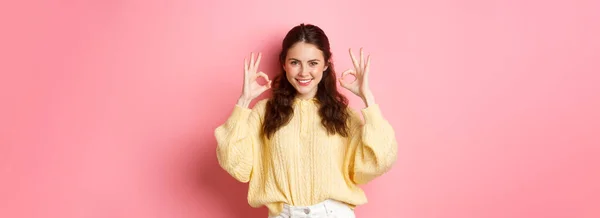 Joven Chica Confiada Mostrando Signos Bien Sonriendo Alabar Algo Perfecto —  Fotos de Stock