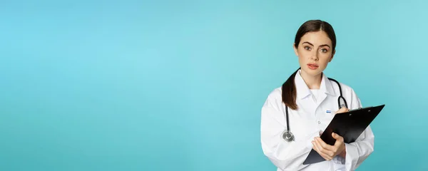Bild Der Ärztin Ärztin Mit Klemmbrett Schrift Zuhörende Patientin Beim — Stockfoto
