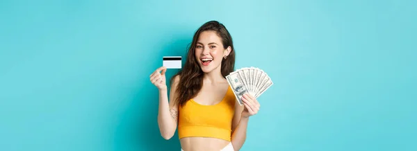 Imagem Menina Boa Aparência Sorte Mostrando Cartão Crédito Plástico Dinheiro — Fotografia de Stock