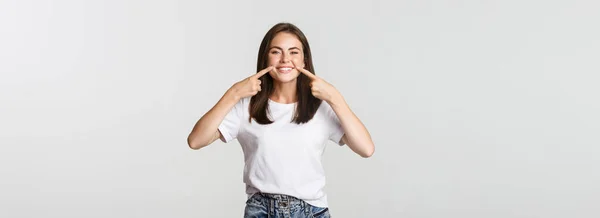 Glückliches Mädchen Das Mit Dem Finger Auf Den Mund Zeigt — Stockfoto