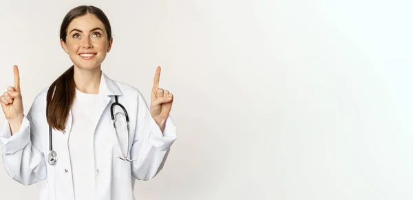 Boldog Gyönyörű Orvos Női Orvos Ujjal Felfelé Hirdetést Mutat Fehér — Stock Fotó