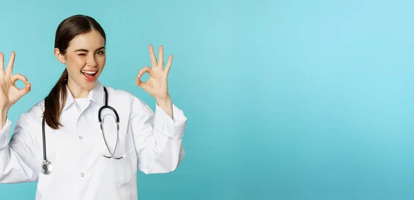 Hymyilevä Naislääkäri Ammattimainen Lääkäri Osoittaa Kunnossa Kirjaudu Sisään Hyväksyntä Suositella — kuvapankkivalokuva