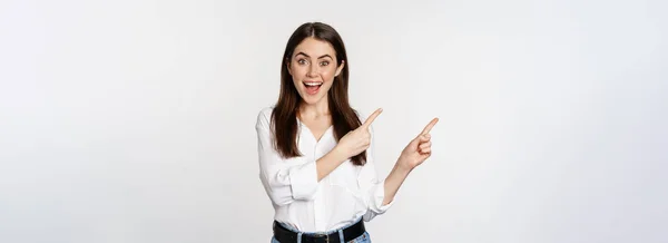 熱狂的な笑顔の女性の肖像 女性起業家の指を指して左と広告を表示し 白の背景を示す — ストック写真