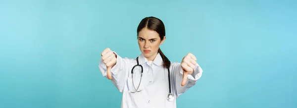 Mulher Médico Médico Trabalhador Mostrando Polegares Para Baixo Franzindo Testa — Fotografia de Stock