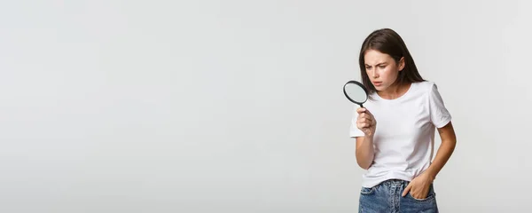 Seriöst Ser Smart Vacker Flicka Tittar Genom Förstoringsglas Ner Söker — Stockfoto