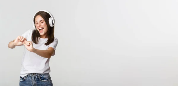 Radosna Piękna Młoda Kobieta Tańczy Ciesząc Się Muzyką Bezprzewodowych Słuchawkach — Zdjęcie stockowe